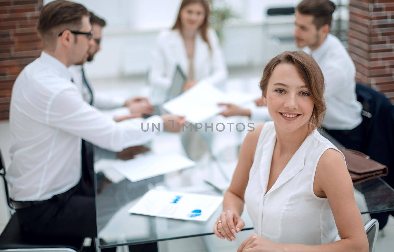 smiling business woman sitting in front of Desk.the concept of teamwork