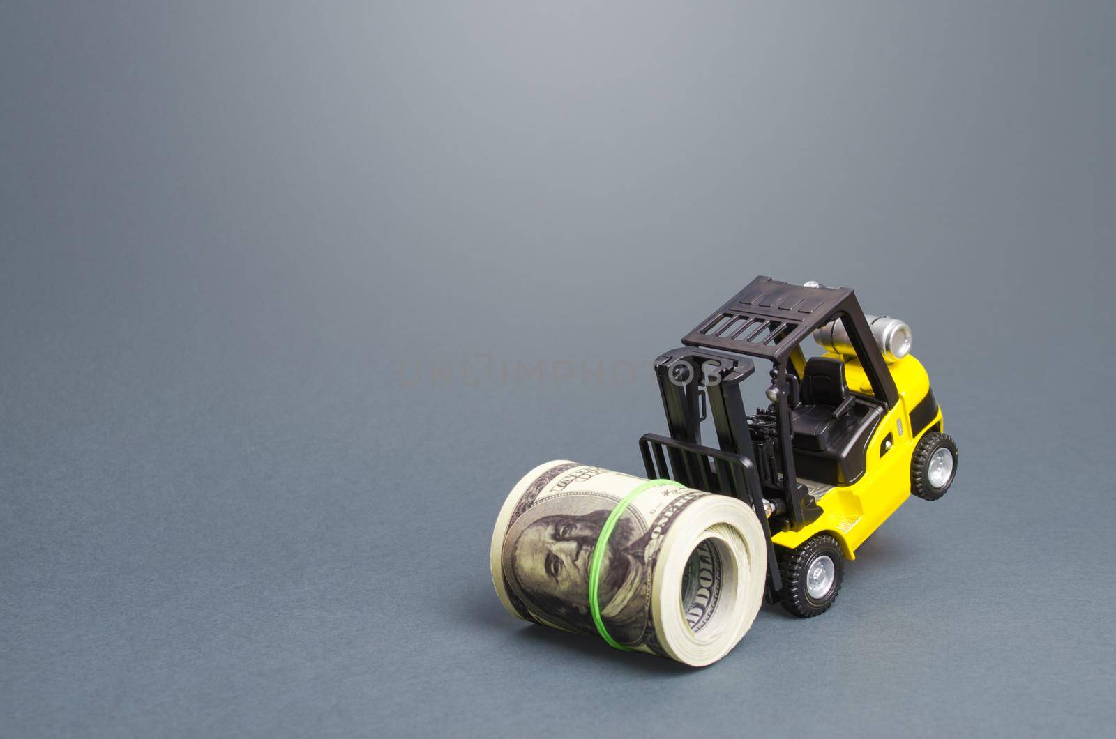 A forklift cannot lift a bundle roll of dollars. Strongest financial assistance, support of business and people. Helicopter money, subsidies and soft loans. Stimulating the economy. Fed interest rate