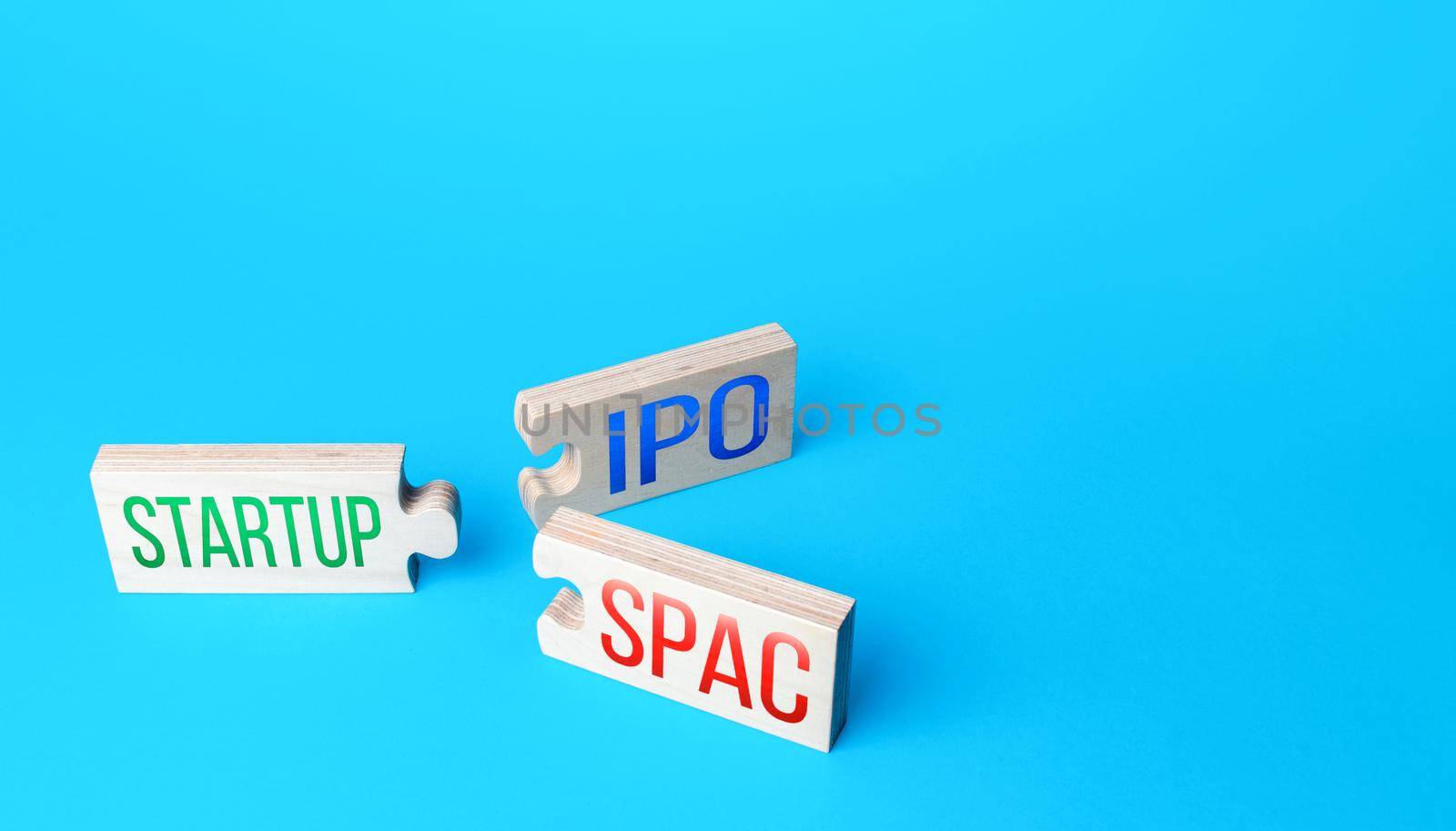 Choice between two puzzle connections. Simplified listing entry of a business startup to stock exchange using SPAC (Special purpose acquisition company) or IPO. Simplified listing of company by iLixe48