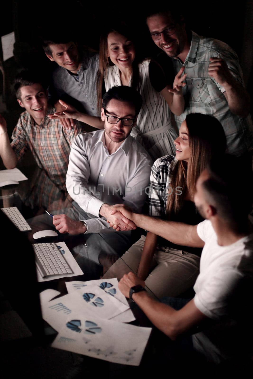 business people shaking hands over the Desk.the concept of teamwork