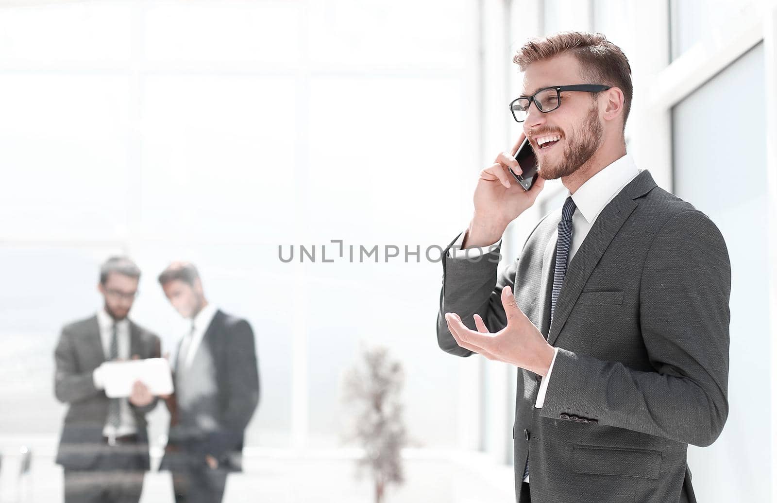 happy businessman talking on mobile.photo with copy space