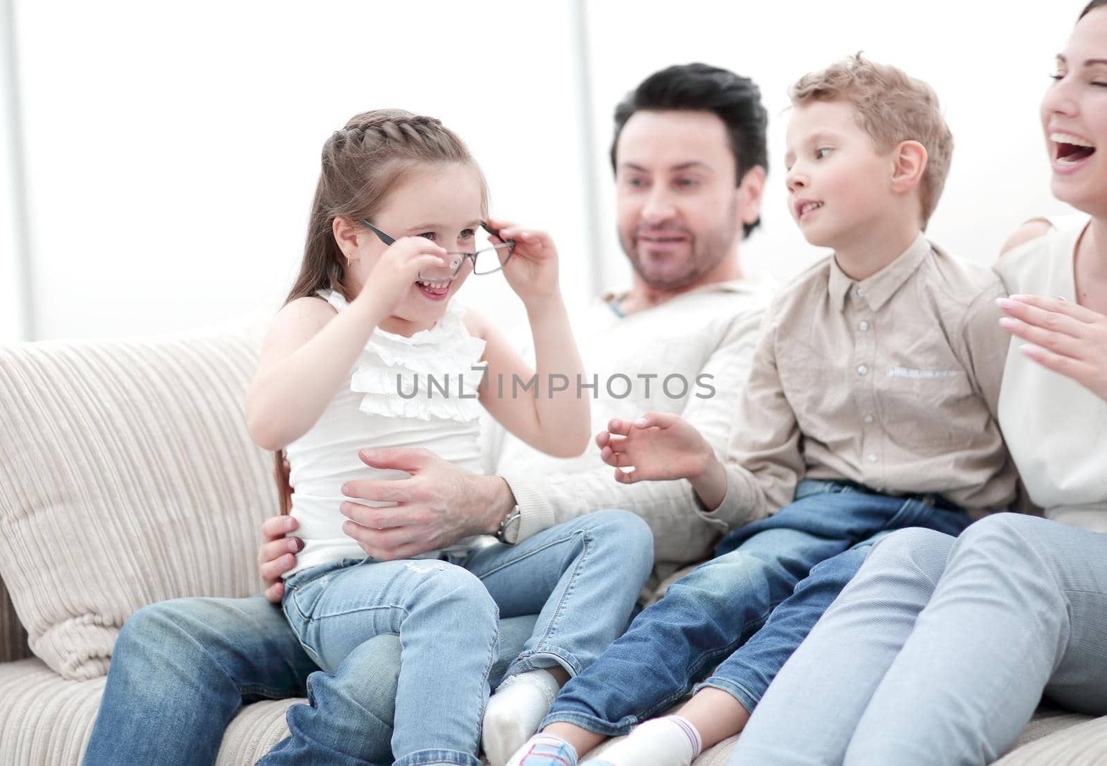 loving parents with children sitting on the couch.the concept of family happiness
