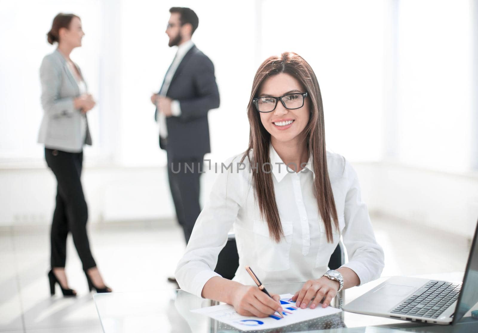 successful business woman checks the financial schedule .photo with text space