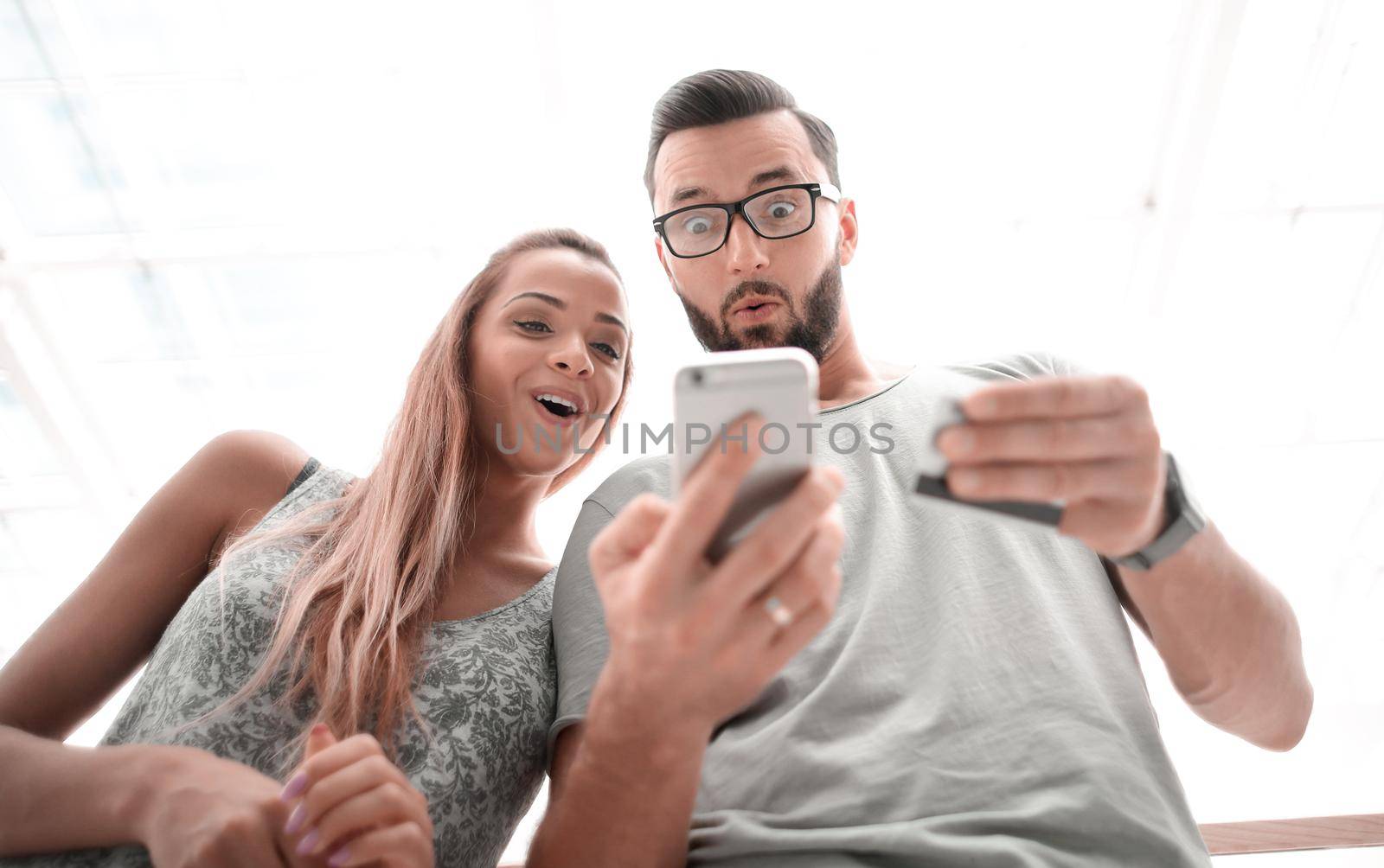 young couple using smartphone for online shopping.people and technology