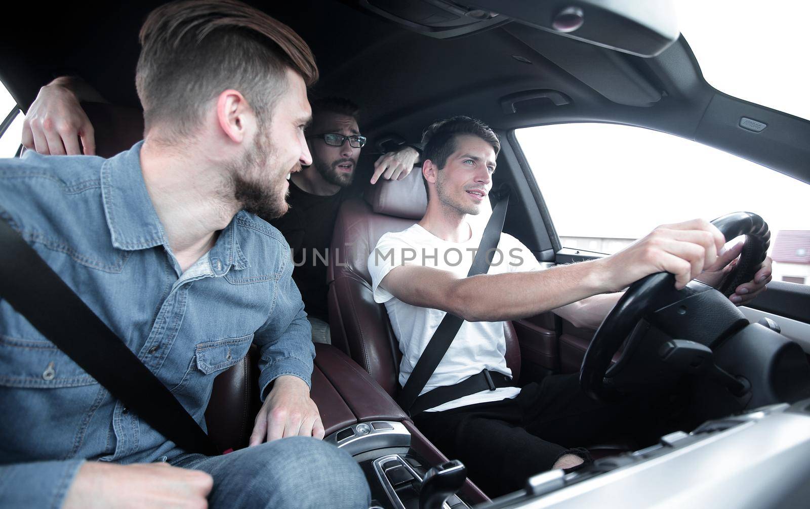 close up. happy friends in the car. leisure, travel, travel and people concept