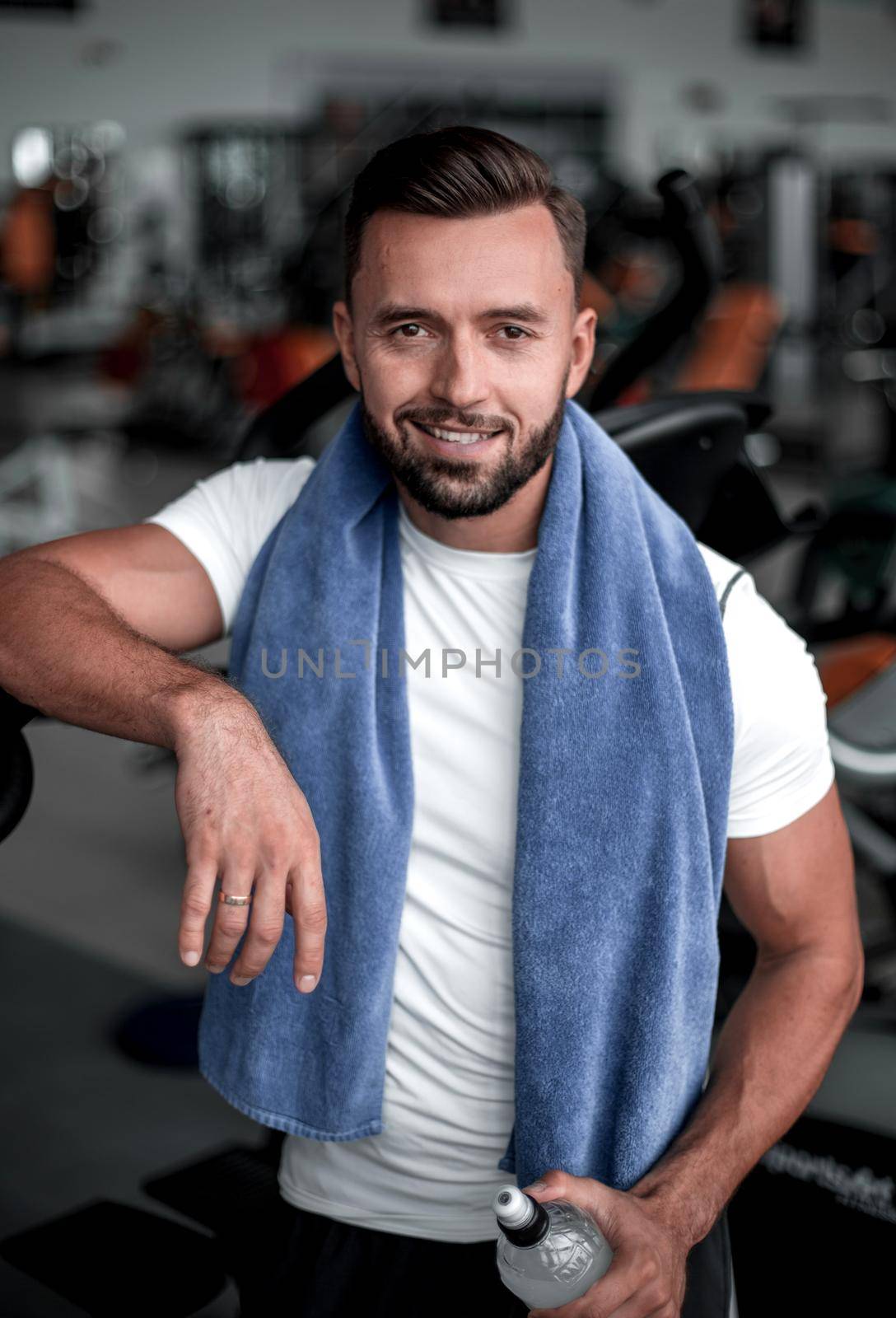 close up.confident sports man in the gym. the concept of a healthy lifestyle