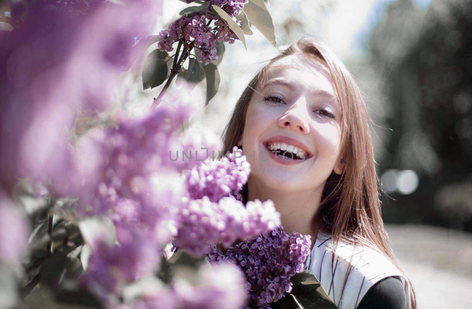romantic portrait of a beautiful young woman in the spring garden.