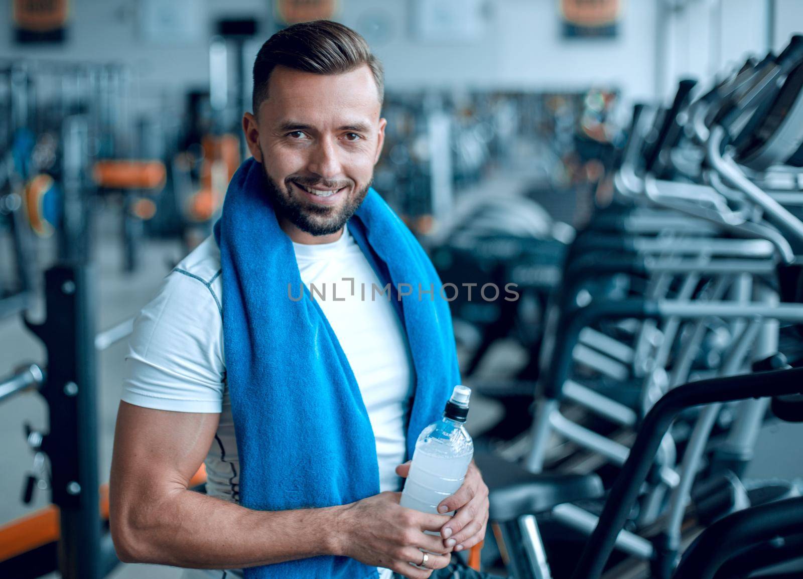 close up.smiling sports man in the gym. the concept of a healthy lifestyle