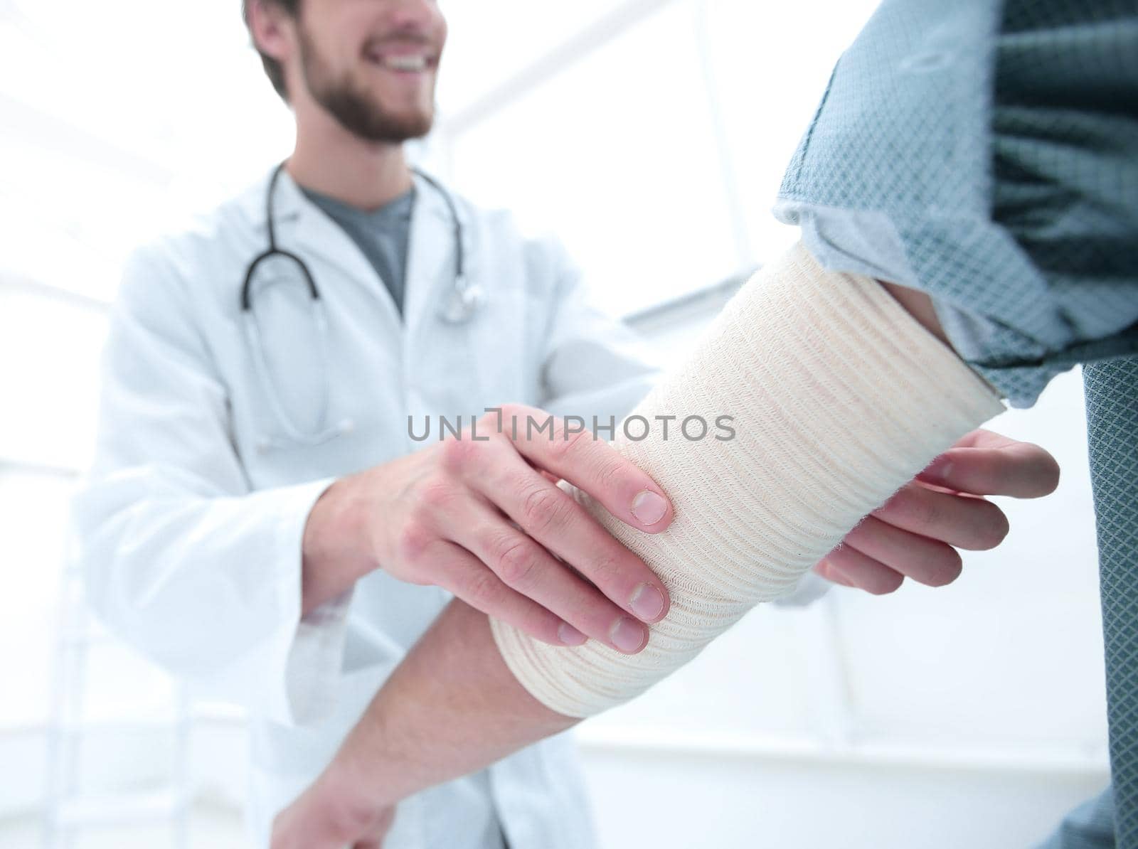 background image.orthopedist calms his patient.