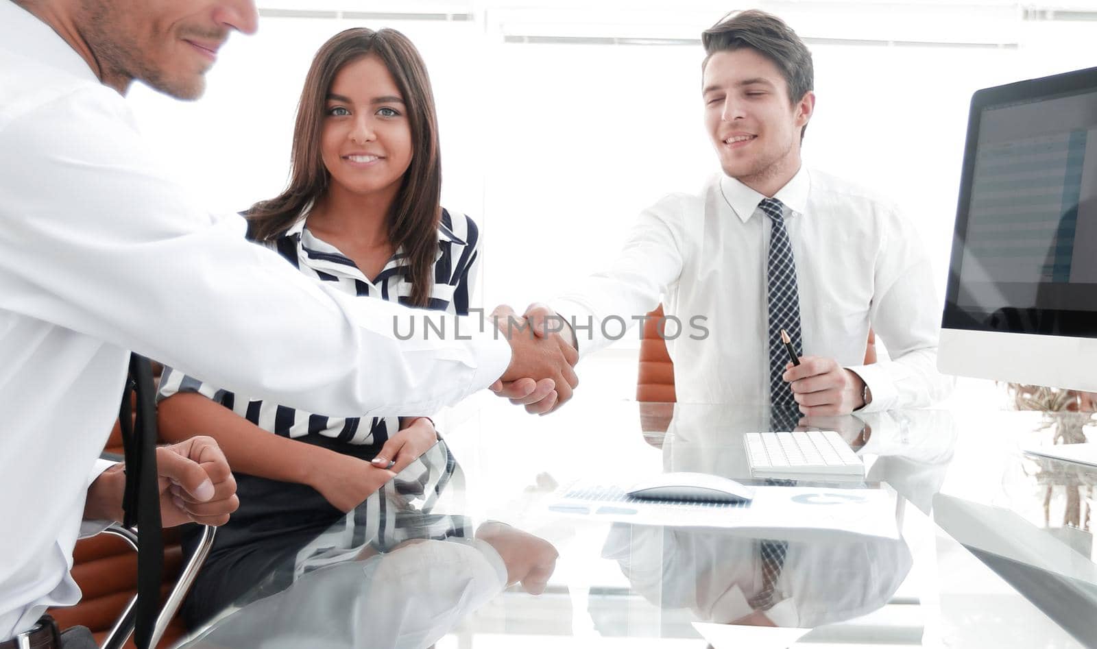 closeup.handshake of business partners.concept of partnership