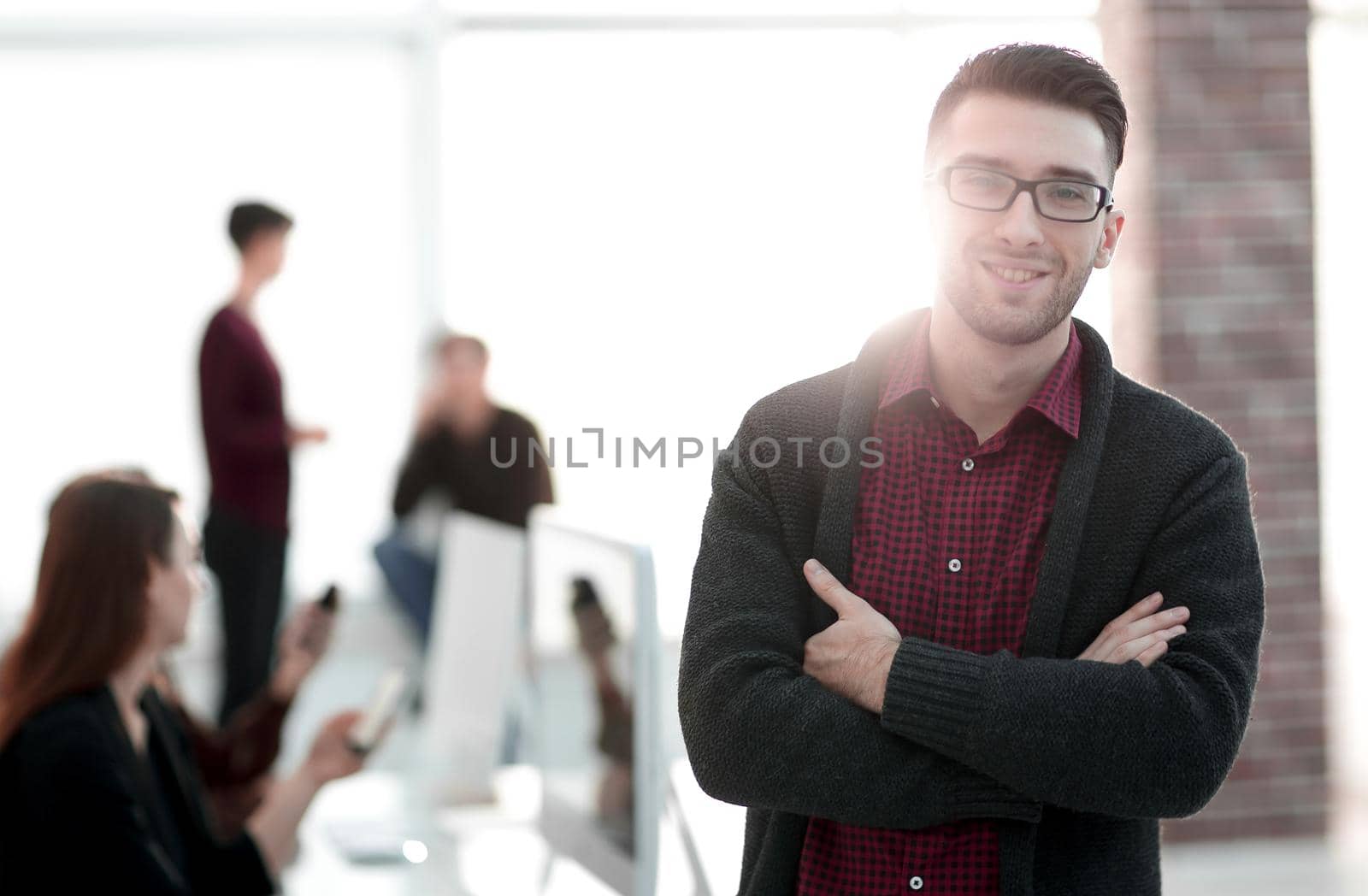 closeup.smiling business woman on blurred background office