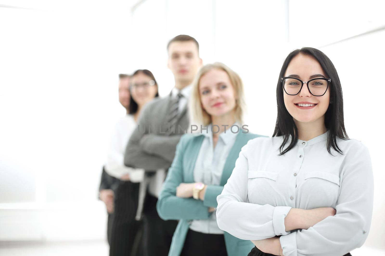 confident businesswoman standing in front of his business team.photo with copy space