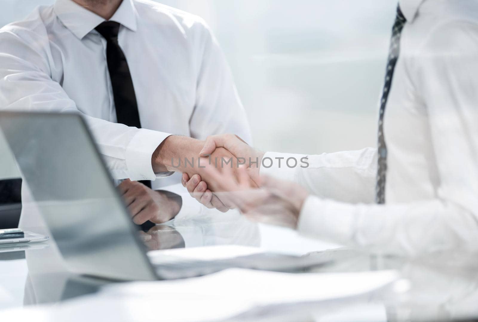 close up.handshake business people at the Desk by asdf