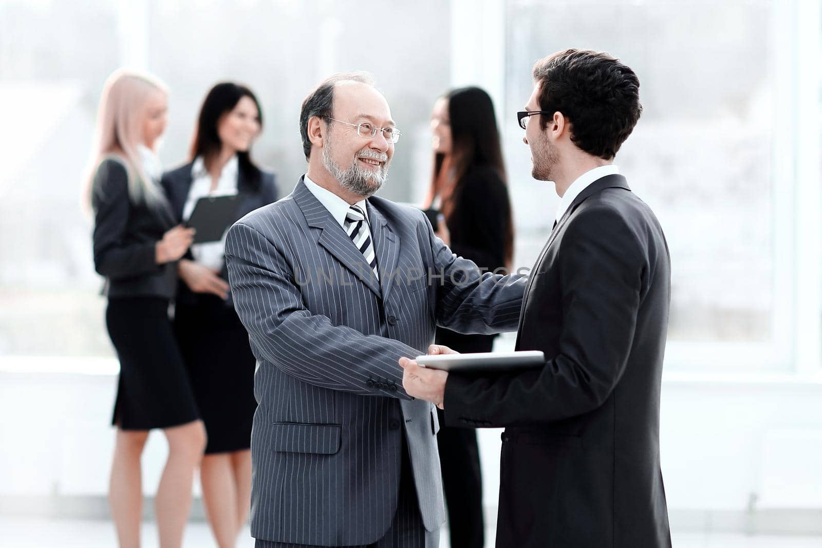 project Manager shaking hands with the employee prior to the seminar .photo with copy space