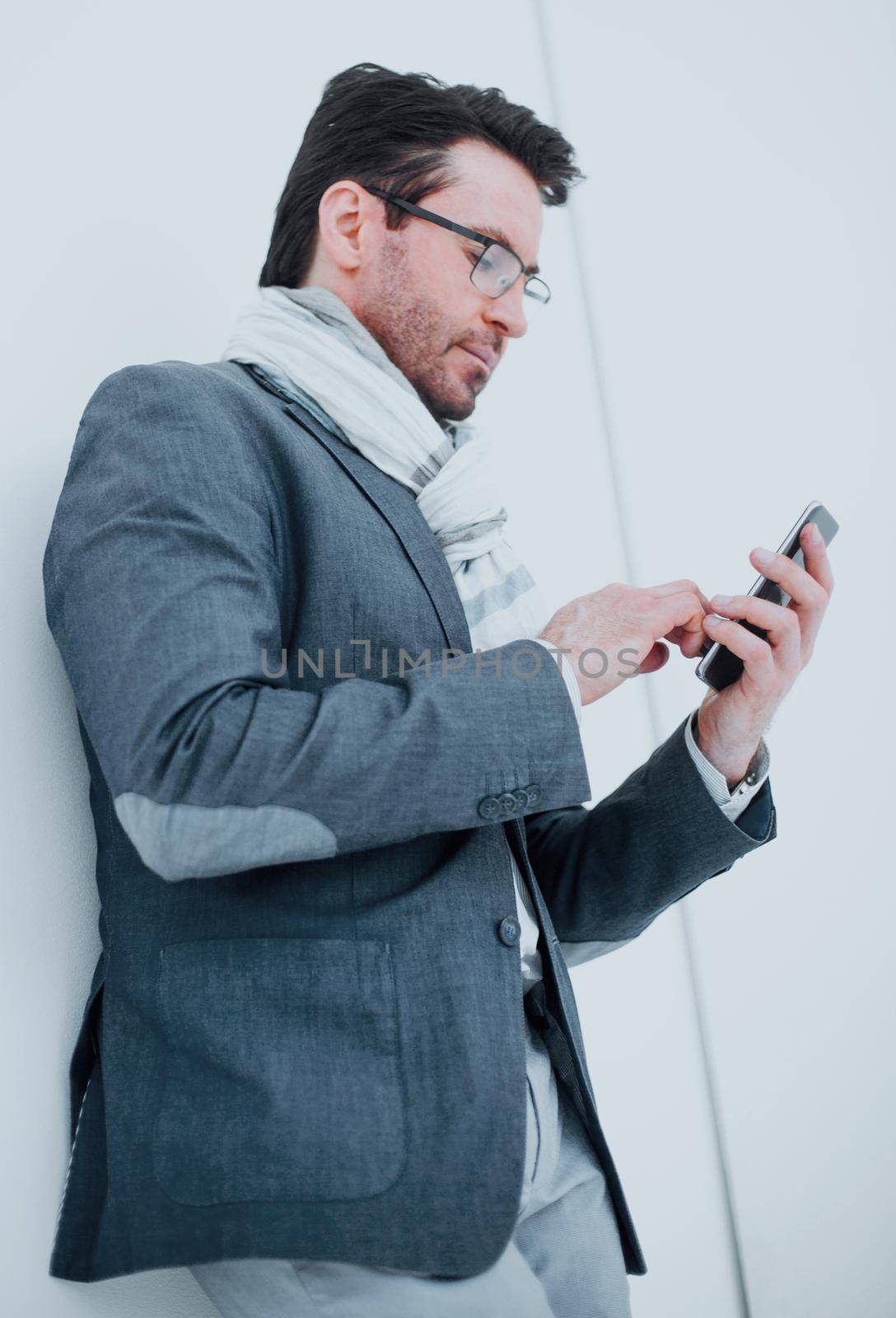 serious business man typing SMS on smartphone.people and technology