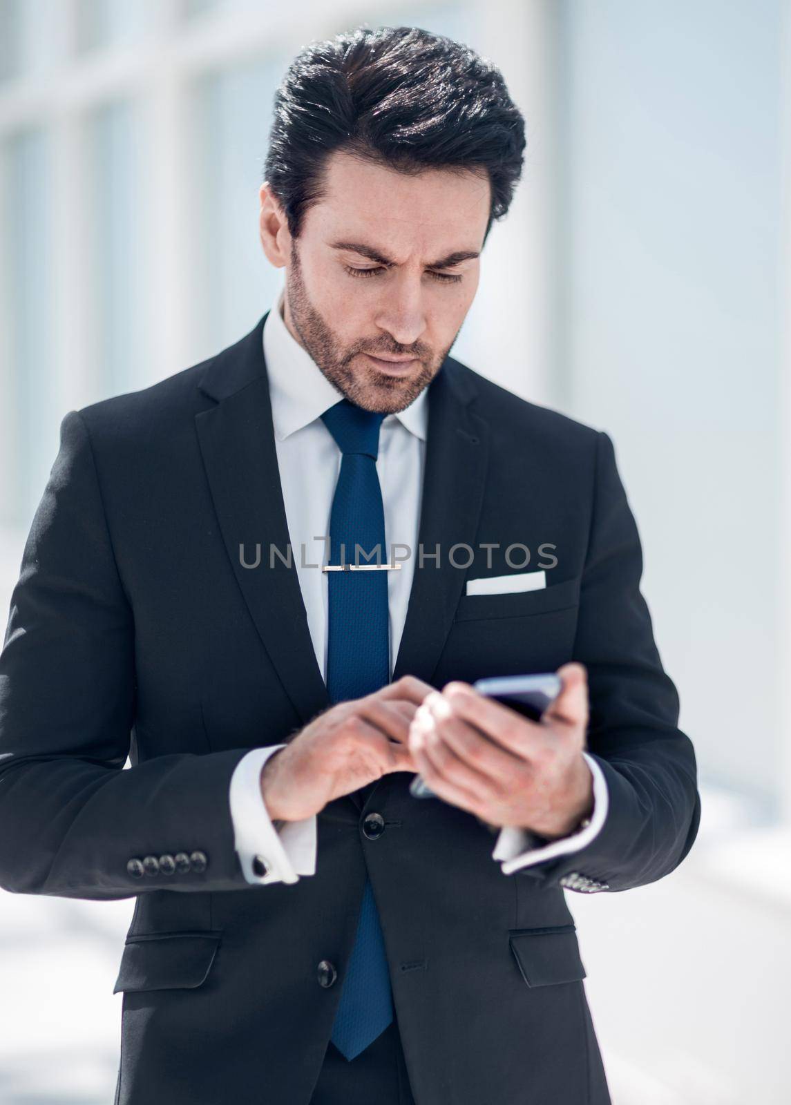 businessman reading text message on smartphone.people and technology