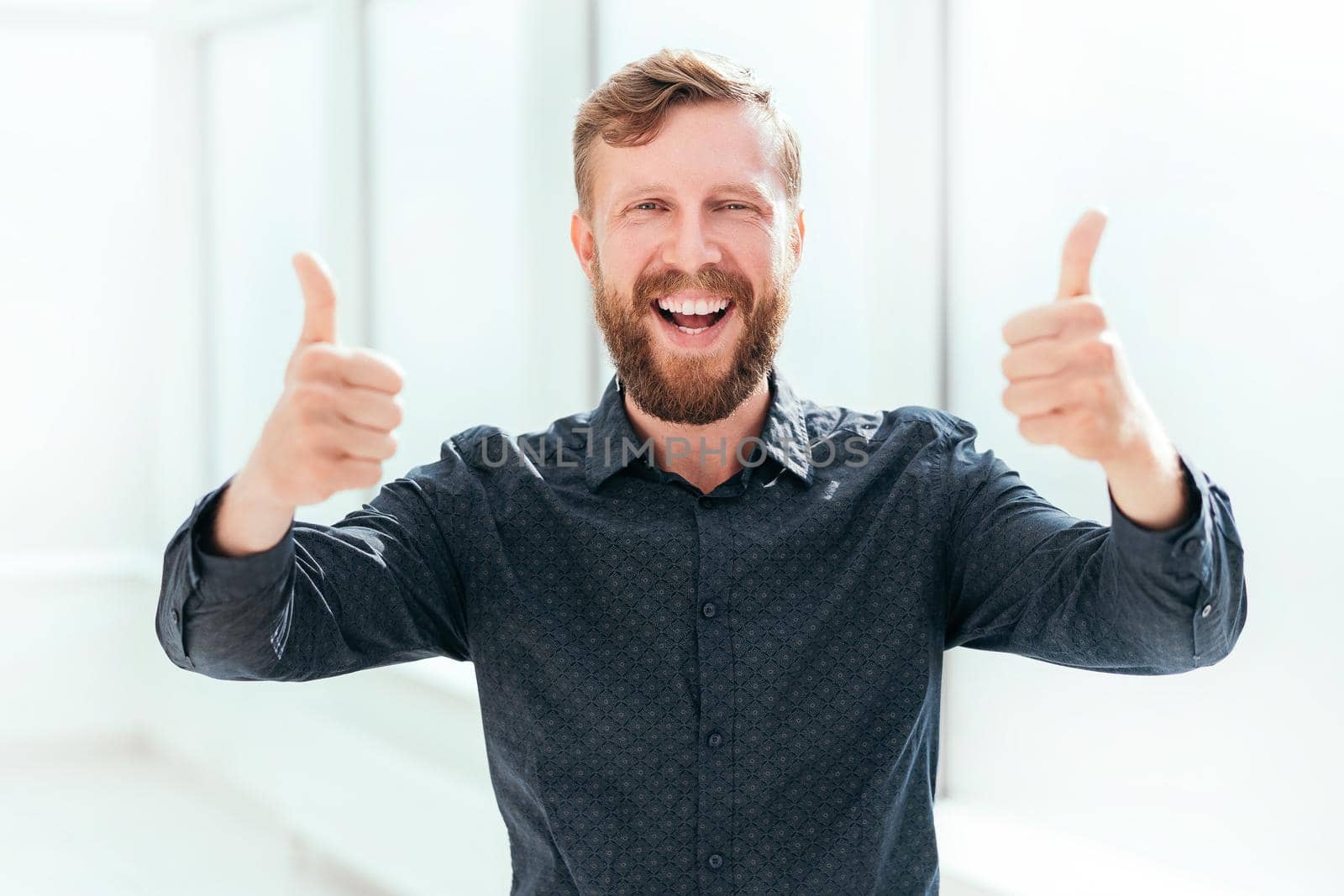 happy businessman showing thumbs up. photo with space for text