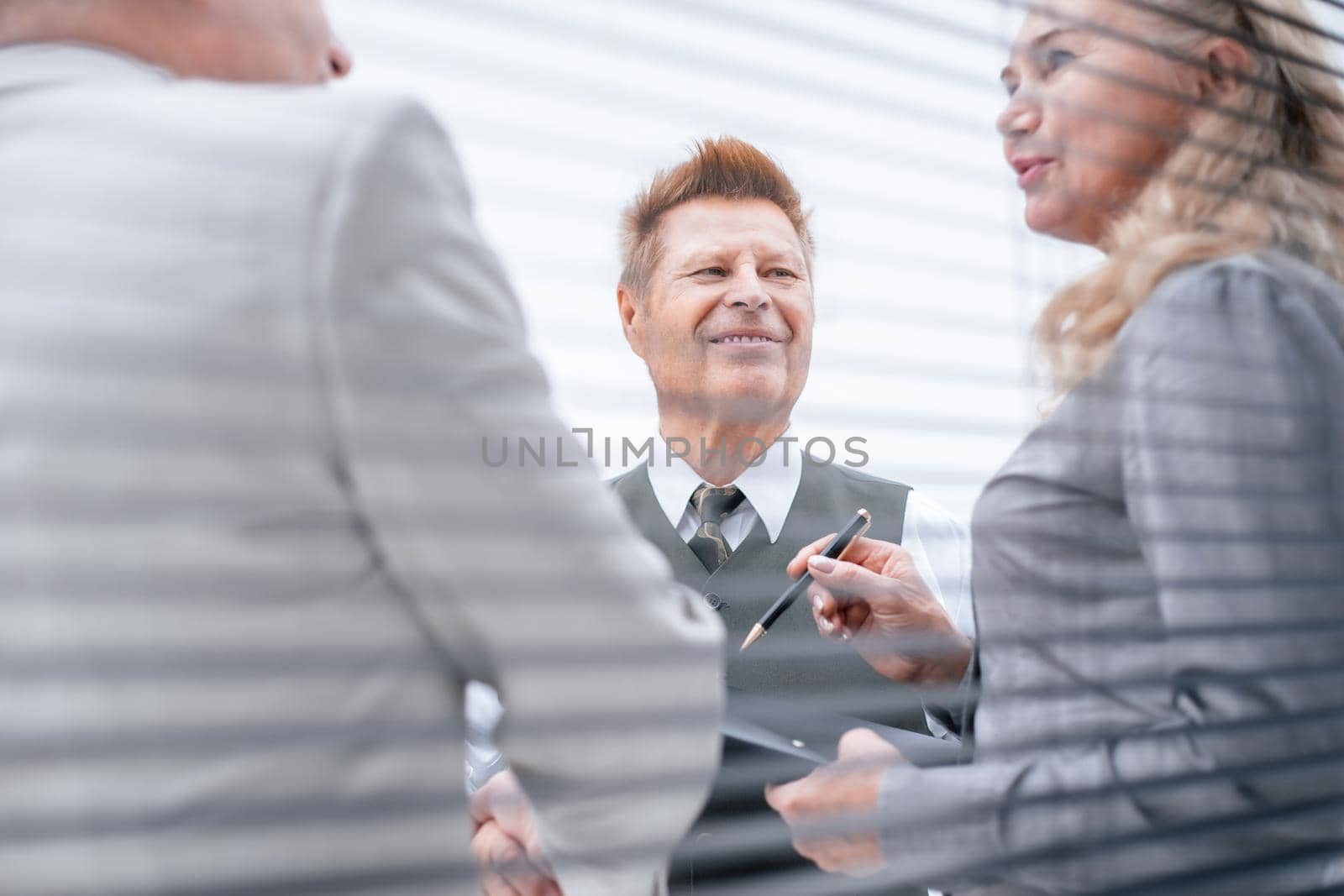 close up. senior businessman talking to his colleagues. business concept