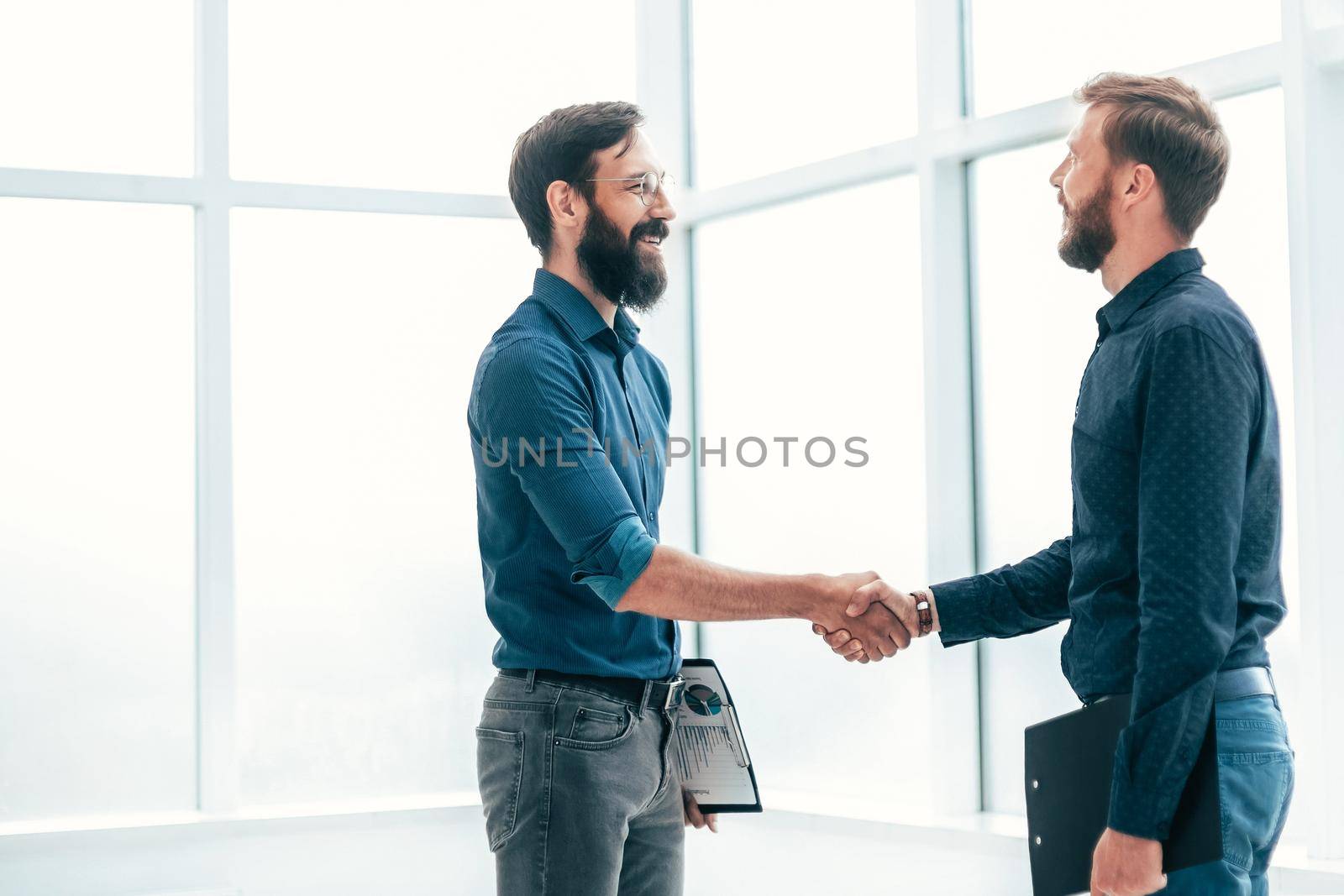 business people shaking hands before starting a business meeting. concept of cooperation