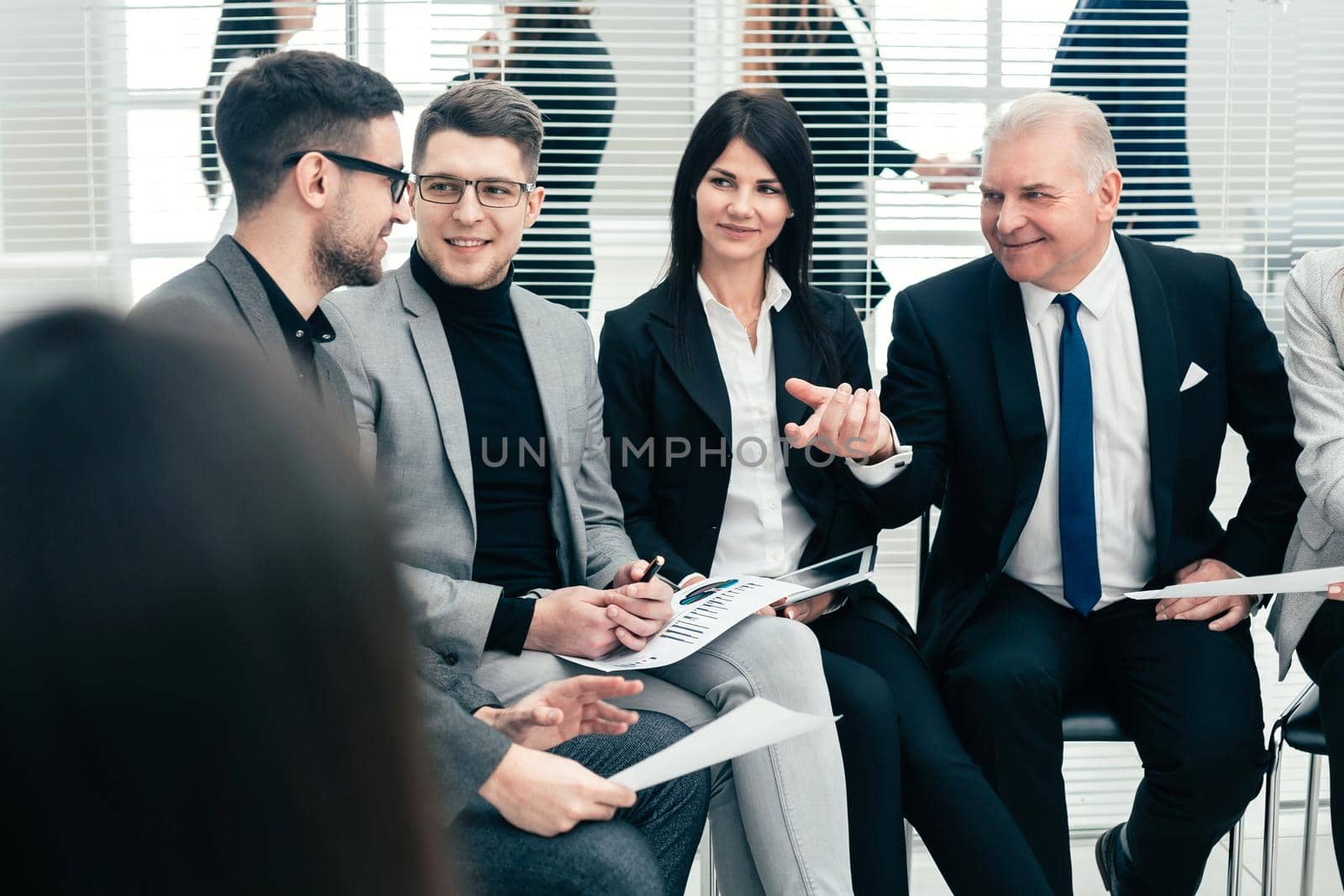 boss discussing financial indicators with the working group. business concept