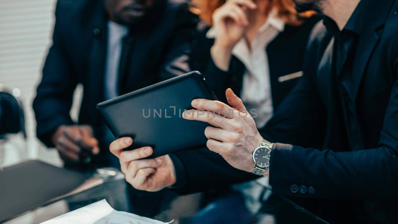 close up. business team looking at the screen of a digital tablet. people and technology