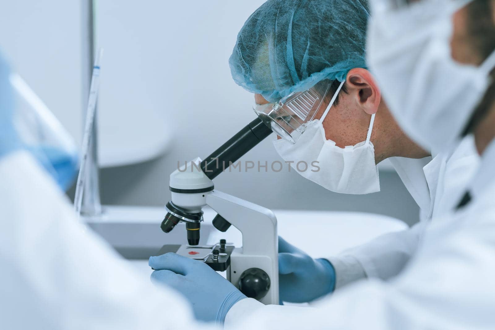 close up. group of scientists conducts testing in the laboratory. photo with a copy-space.