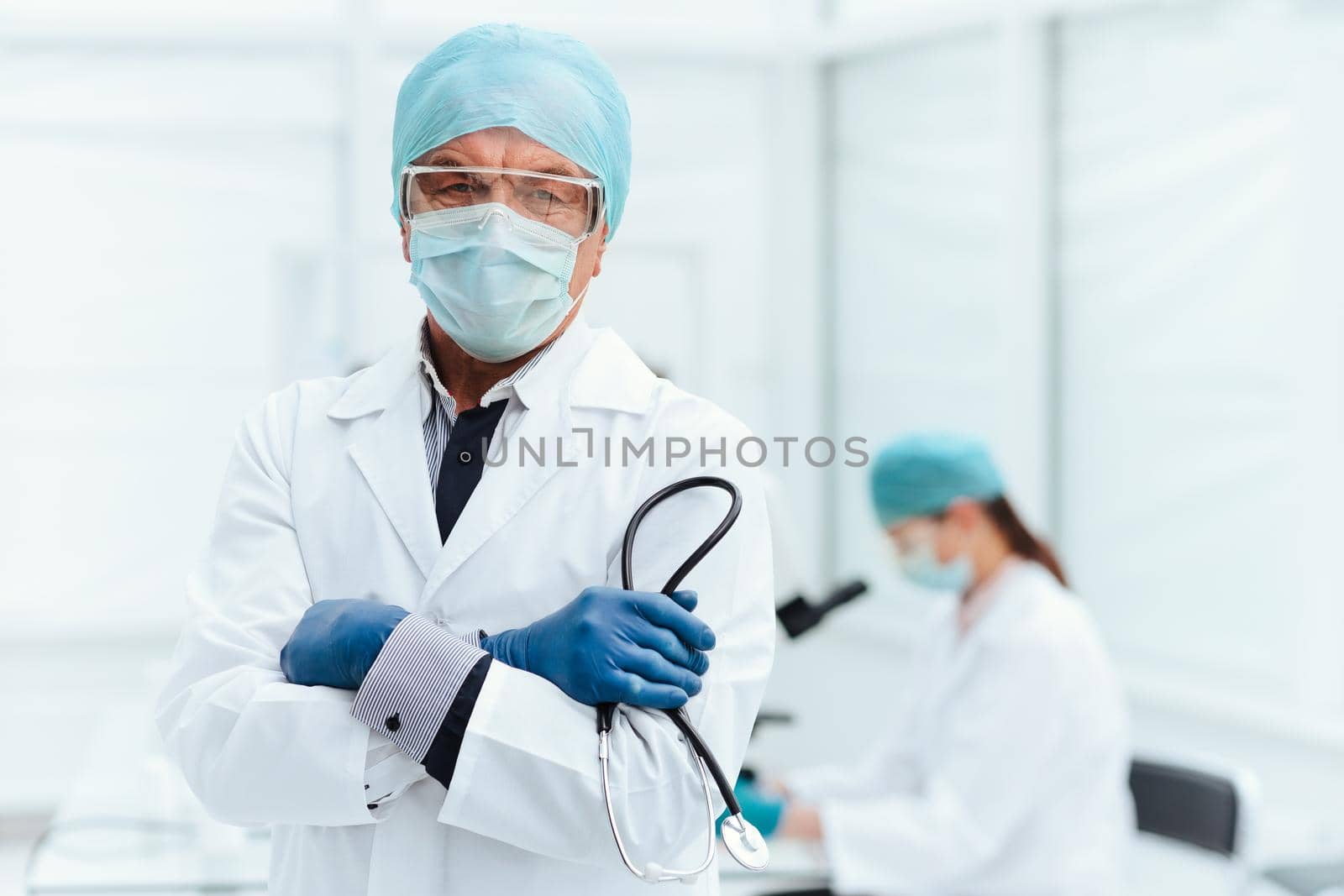 close up .doctor in a protective mask standing in the laboratory. concept of health care.