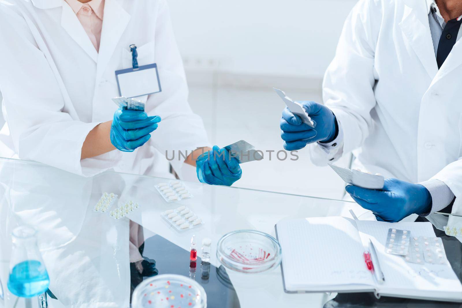 Petri dish and ampoules with medicine on the table in the laboratory. photo with a copy-space.