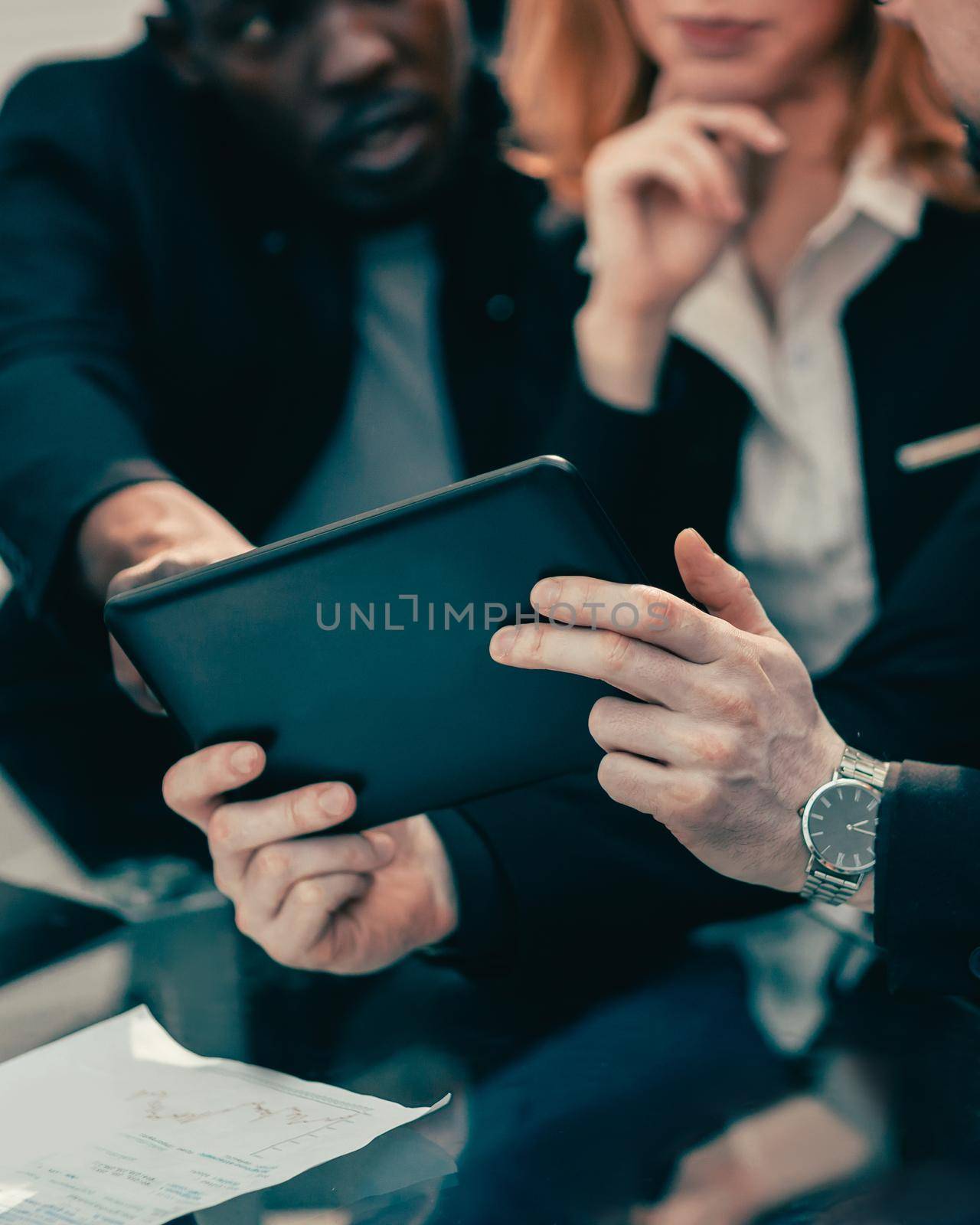 close up. business team looking at the screen of a digital tablet. people and technology