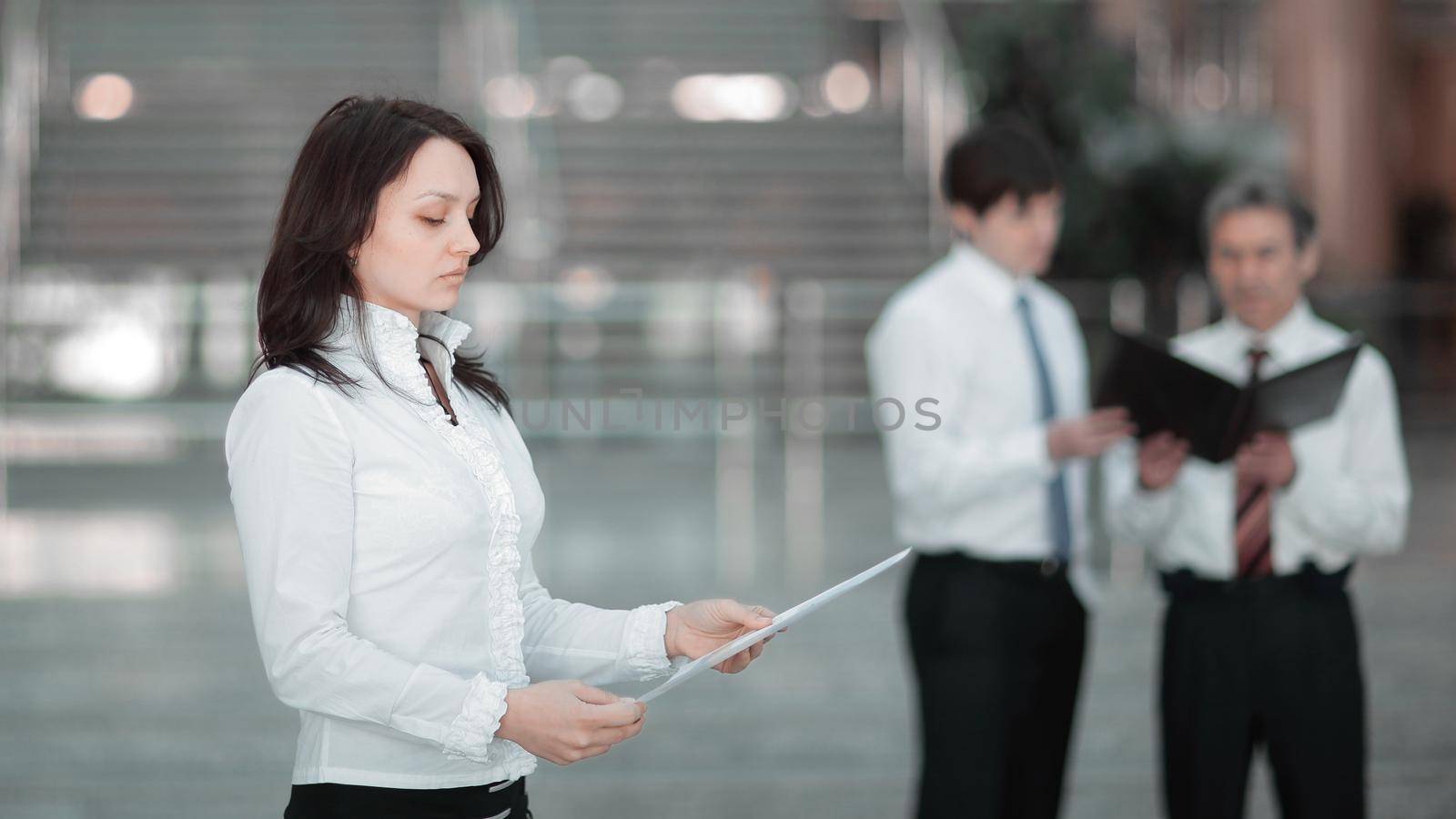 portrait of confident business woman background office. photo with copy space