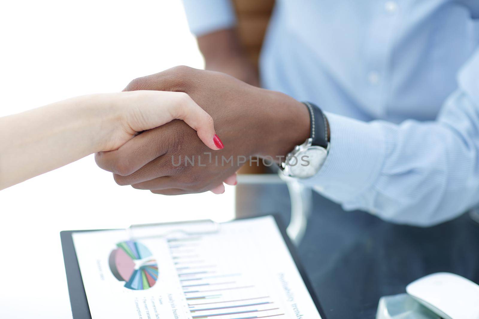 closeup.confident handshake between business people in the office. the concept of partnership