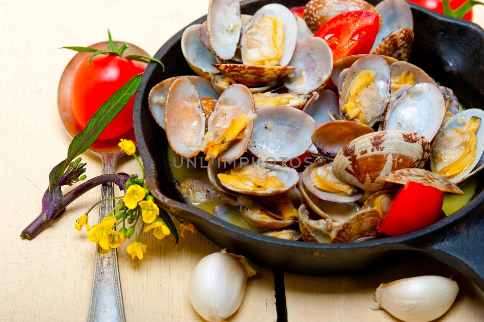 fresh clams on an iron skillet by keko64