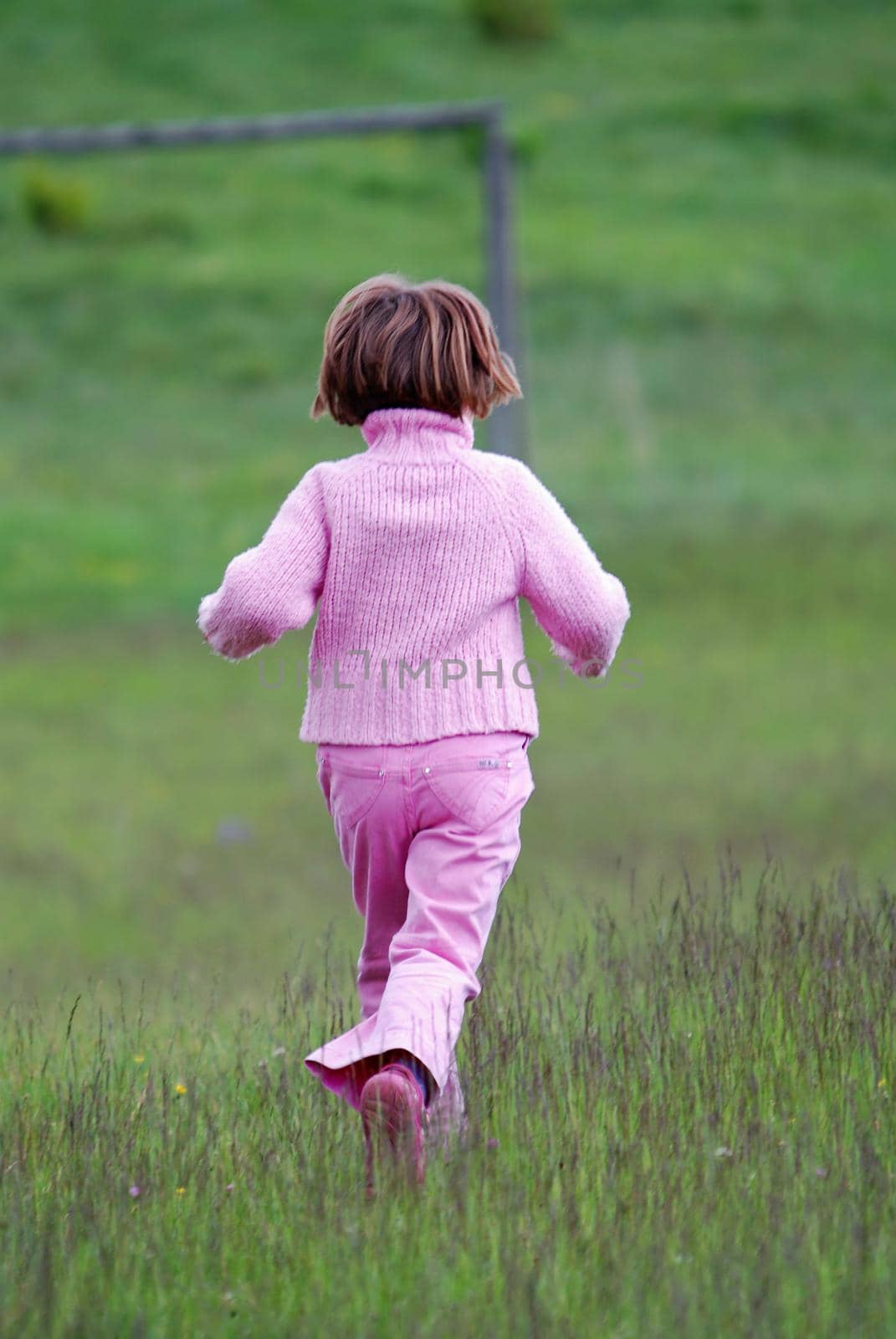 girl running in nature   (NIKON D80; 2.6.2007; 1/320 at f/6.3; ISO 320; white balance: Auto; focal length: 320 mm)