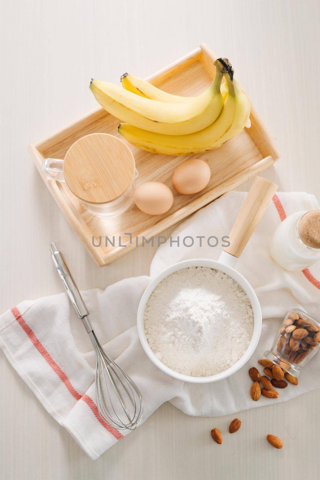 working with homemade banana cake by makidotvn