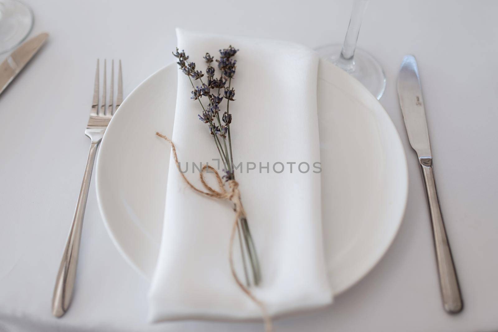 elegant wedding plate decorations made of natural flowers by Andreua
