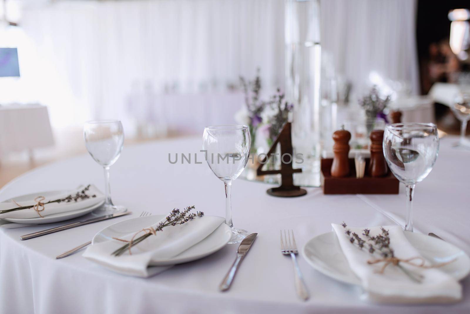 elegant wedding plate decorations made of natural flowers by Andreua