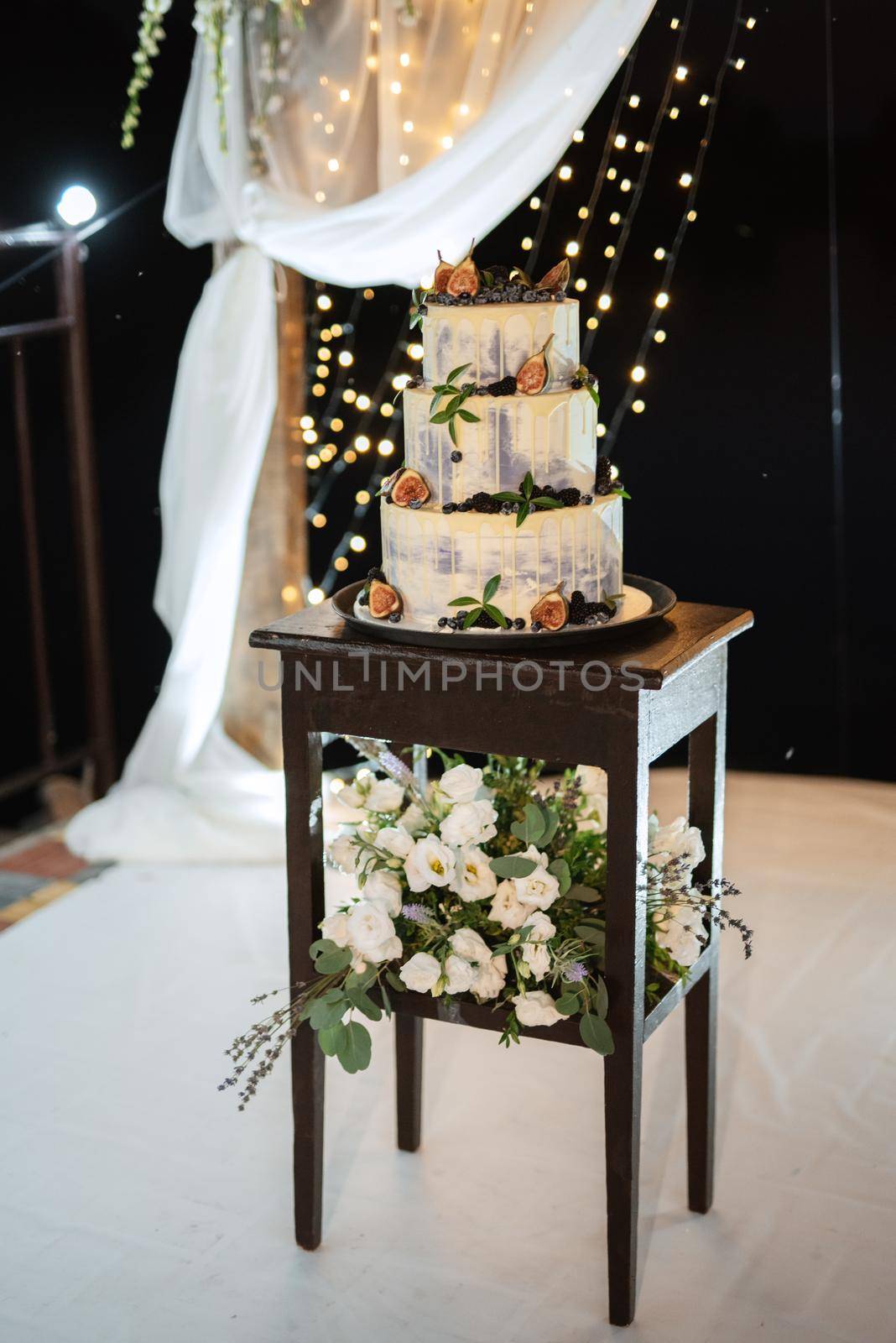 wedding cake at the wedding of the newlyweds