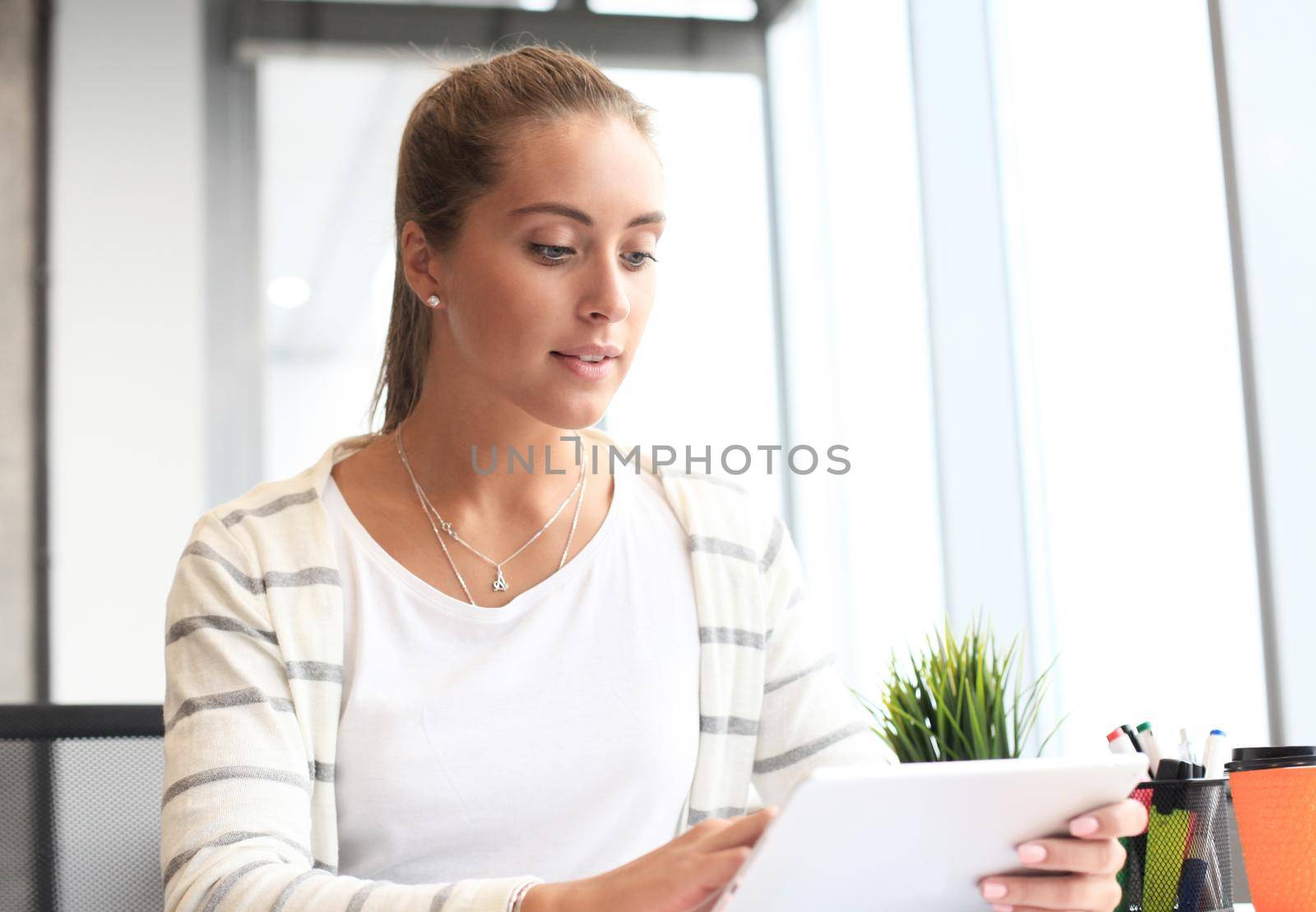 Photo woman working with new startup project in modern office