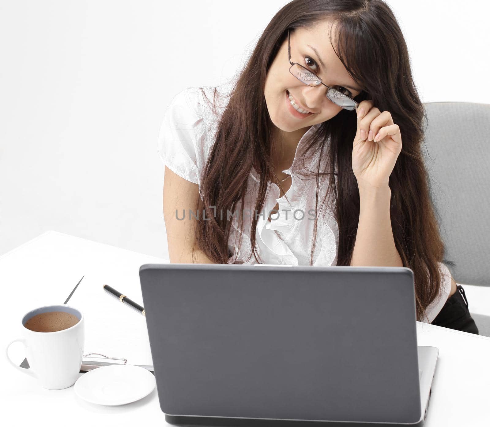 closeup.smiling business woman sitting at a Desk.photo with copy space