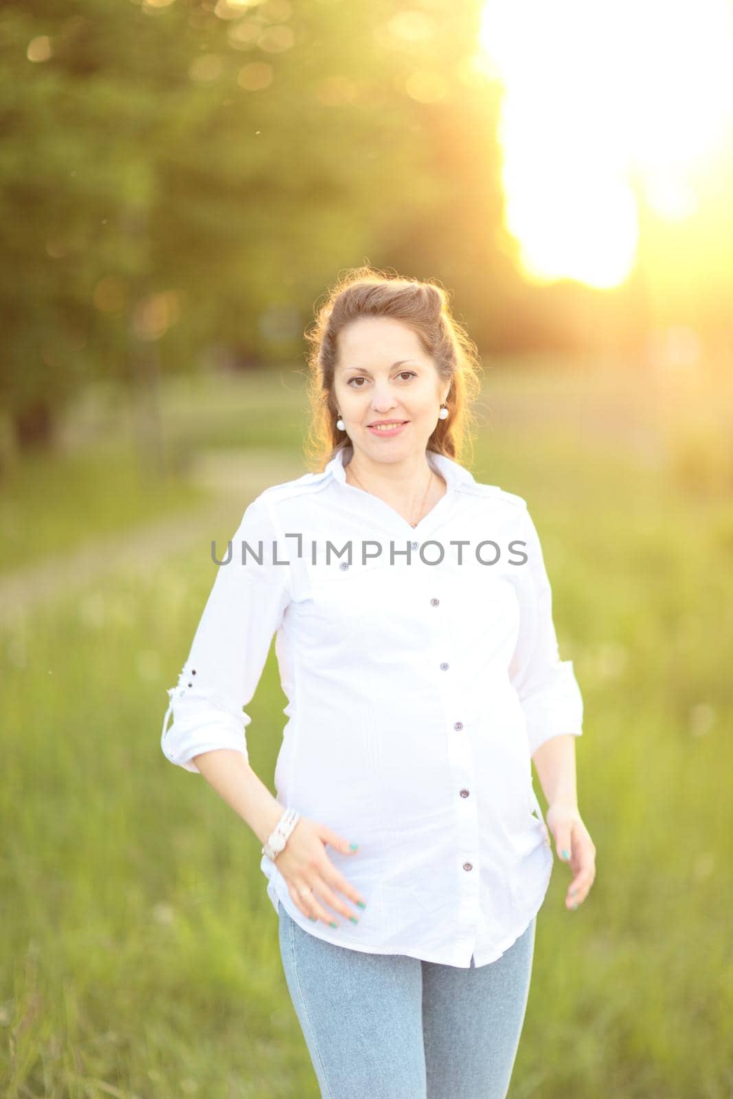 beautiful pregnant woman on a walk in the Park on a Sunny day