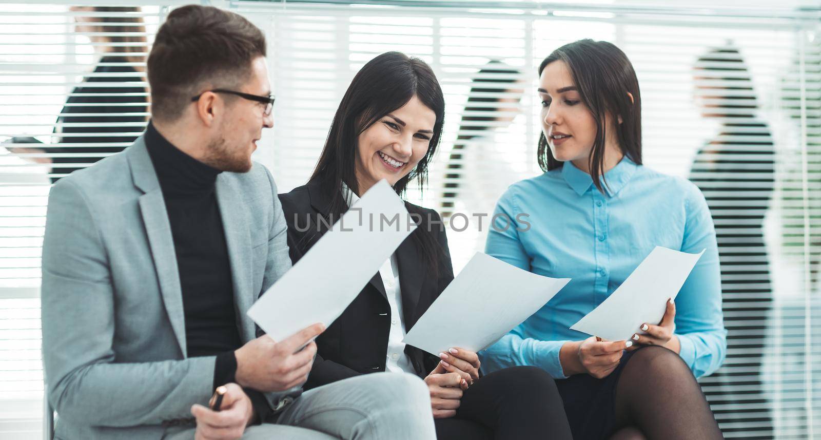 group of employees discussing the terms of an employment contract . business concept