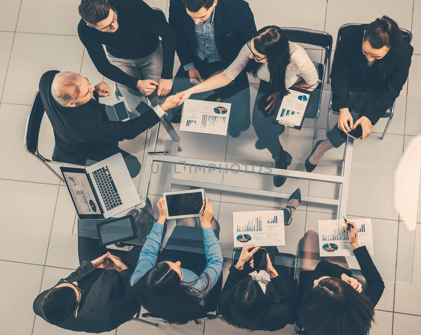 top view. handshake of financial partners at a working meeting. the concept of cooperation