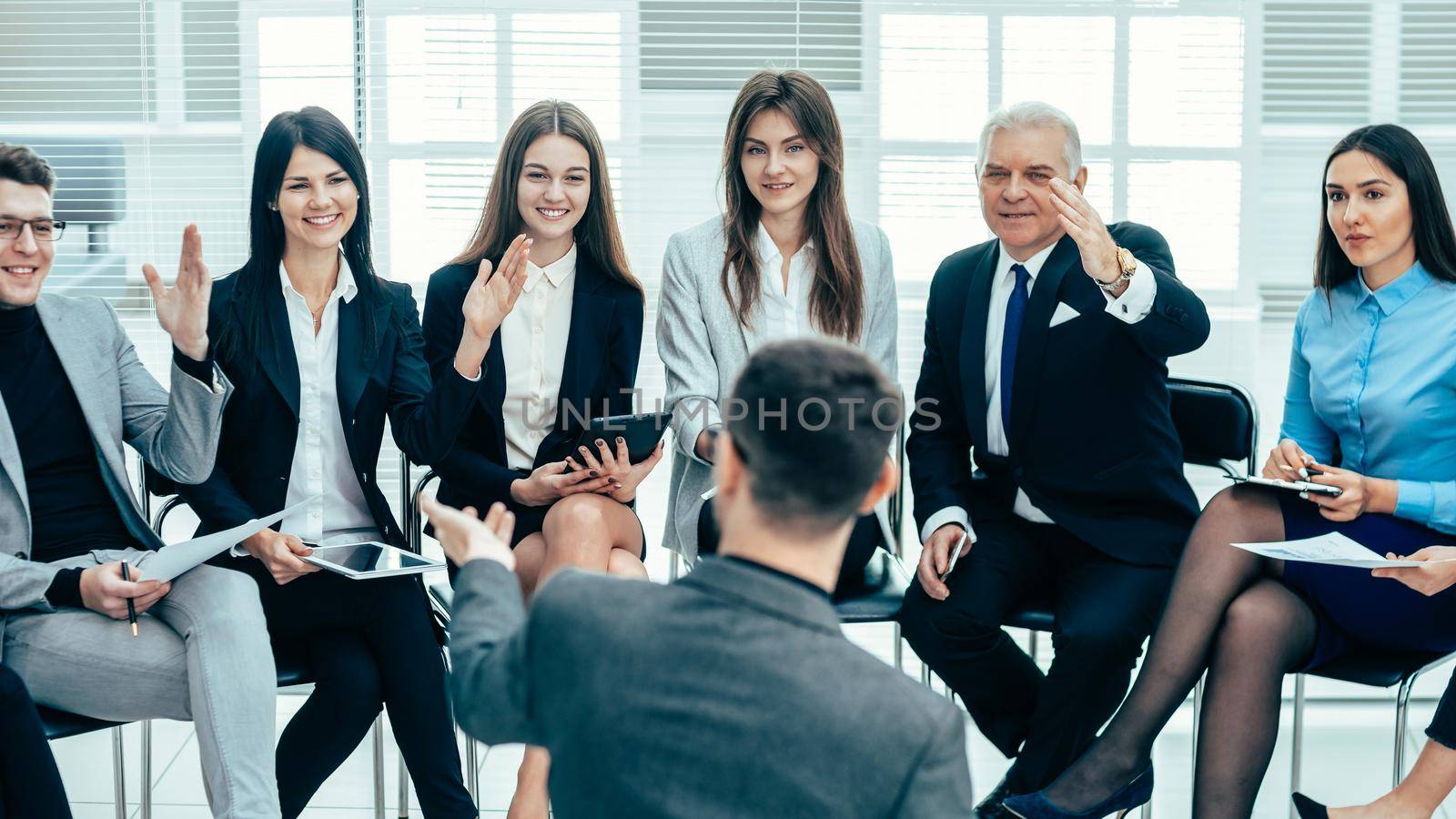 employees asking questions at a meeting with the project Manage by SmartPhotoLab