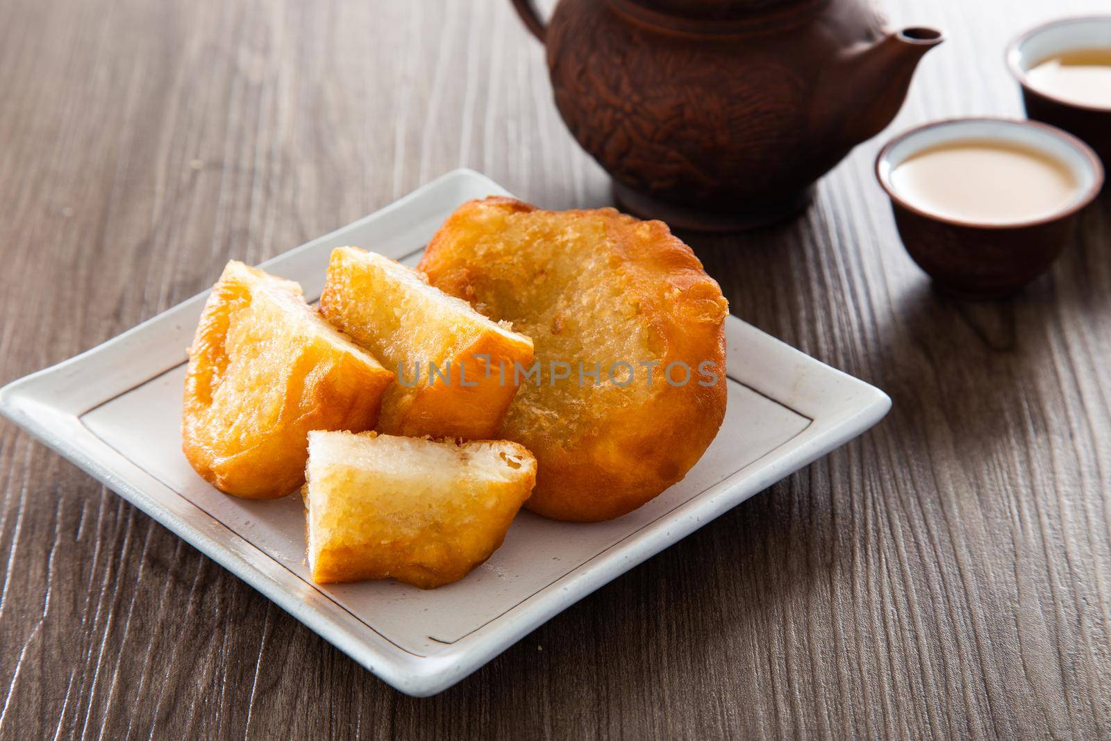 Ham chim peng. (deep-fried chinese doughnut) by tehcheesiong