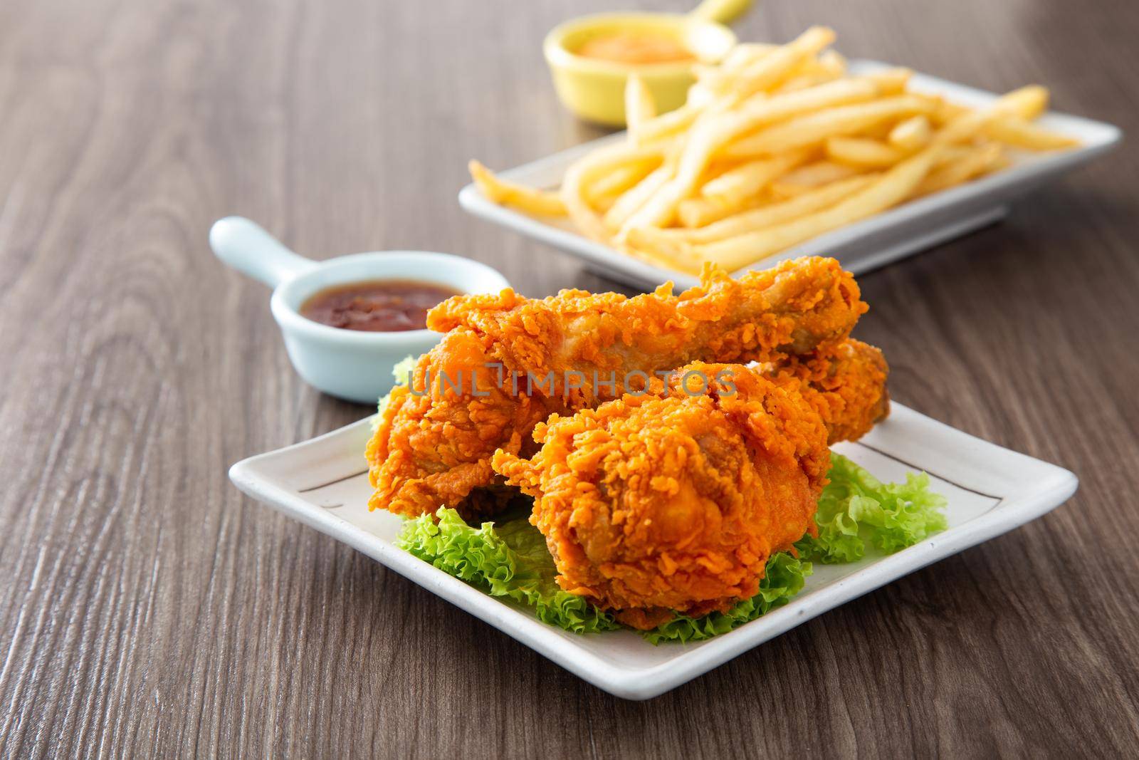 crispy and golden fried chickens by tehcheesiong