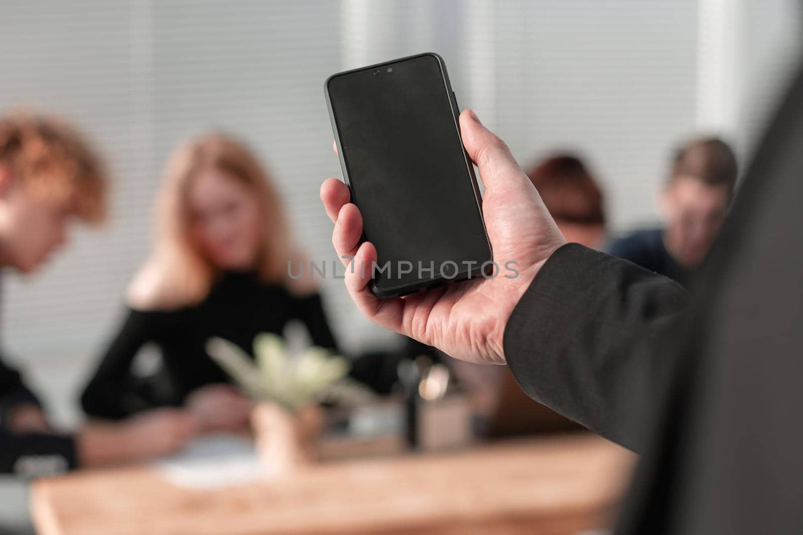 man hand holds a black smartphone