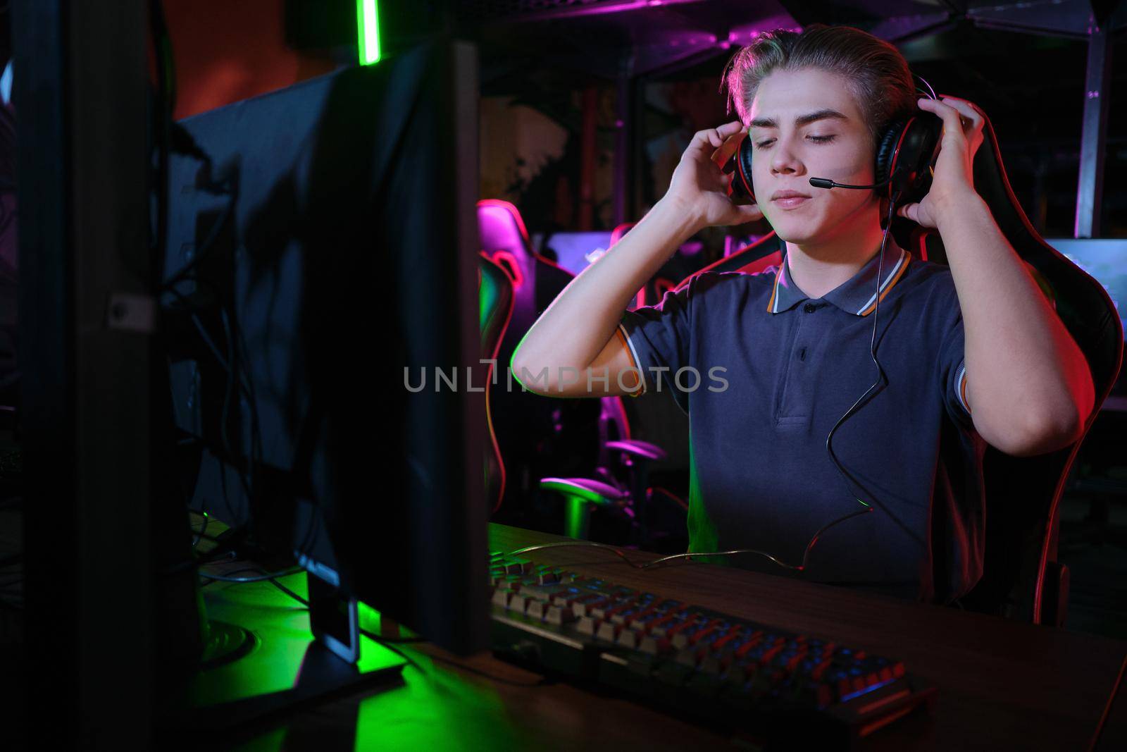 Professional photo of young male caucasian cyber sportsman in gaming club training for important match.