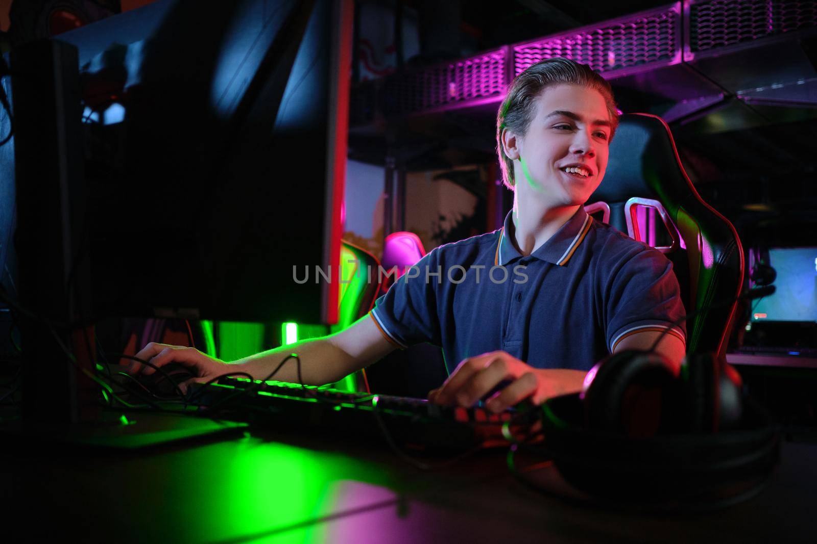 Professional photo of young male caucasian cyber sportsman in gaming club training for important match.