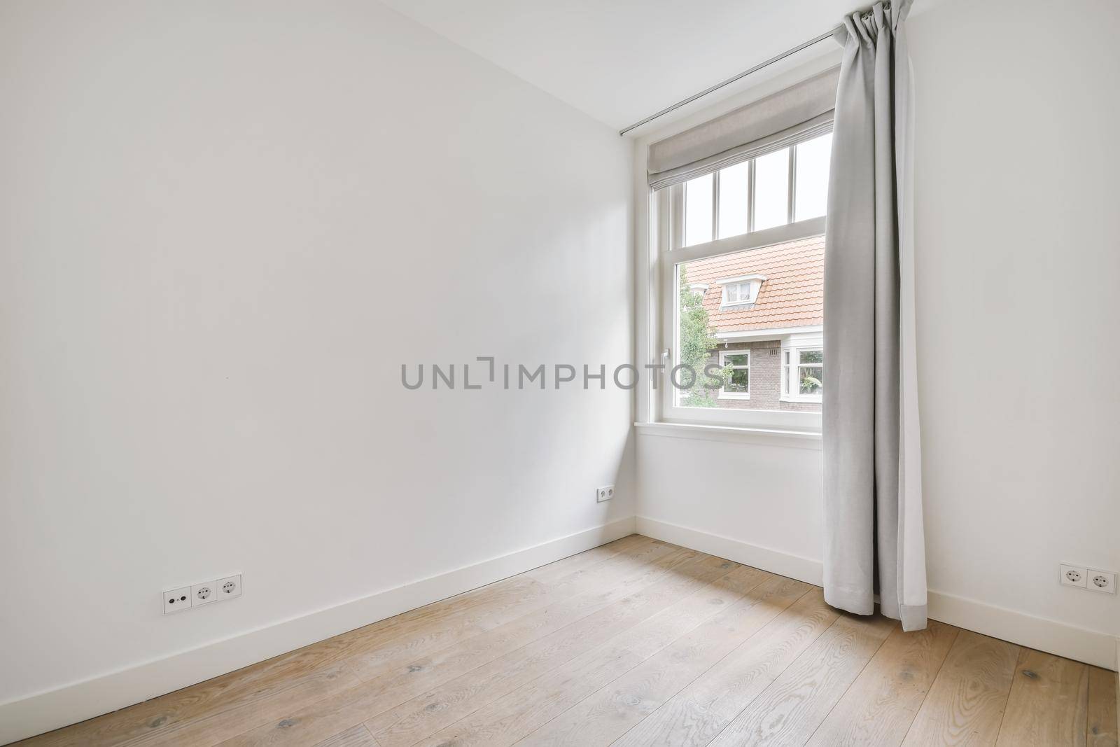 Spacious, bright and beautiful room with large windows and parquet floors