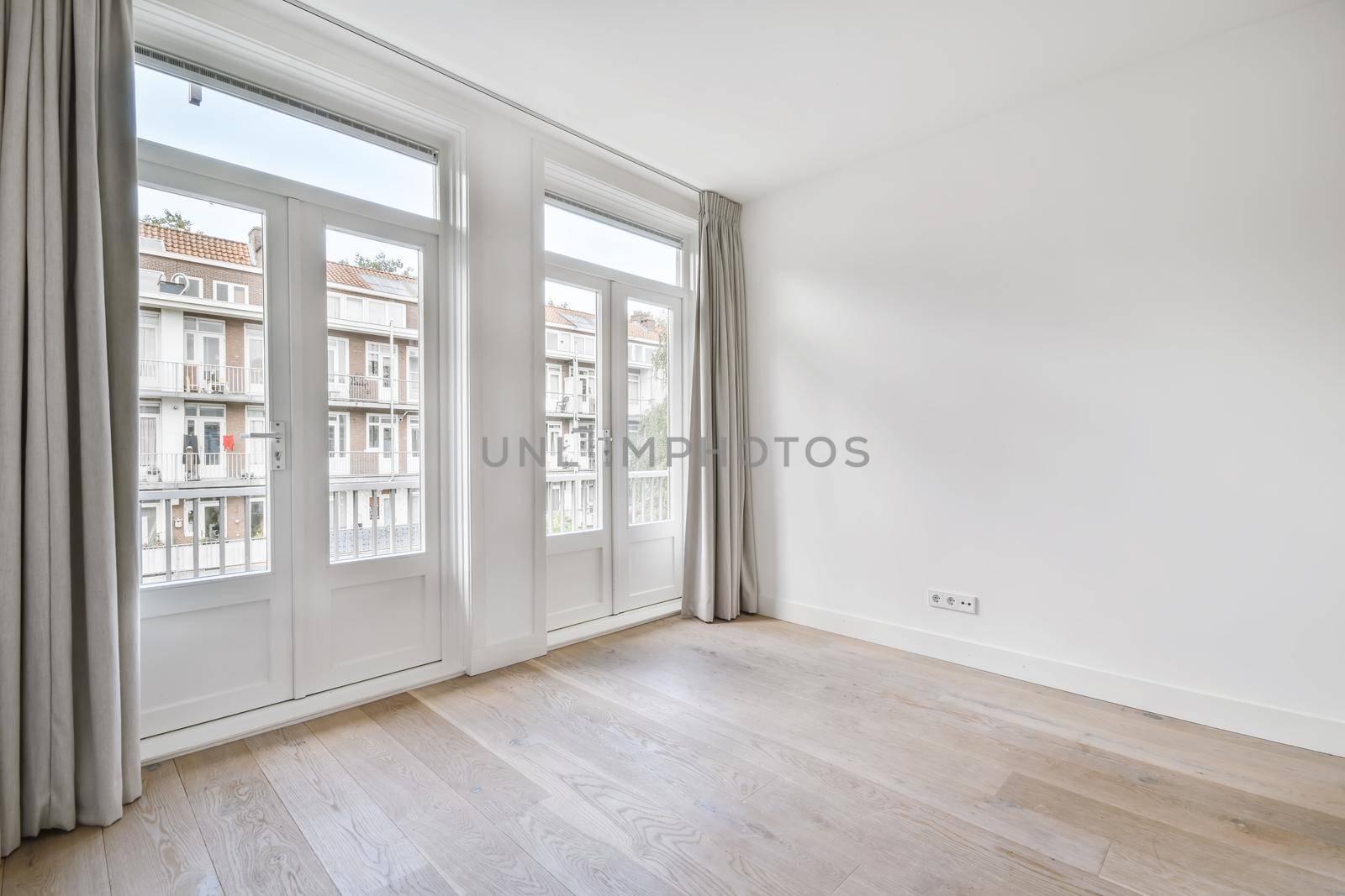 Spacious, bright and beautiful room with large windows and parquet floors